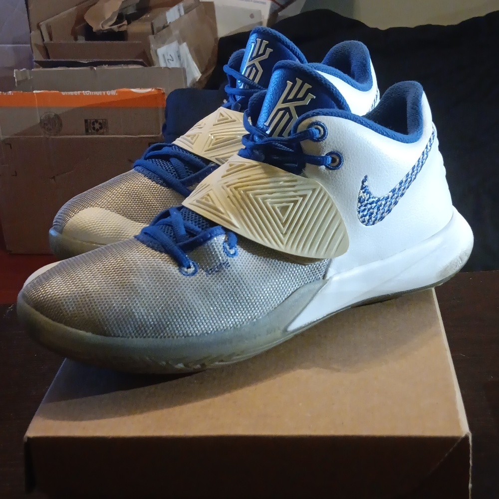 Nike Kyrie Irving Flytrap3 (2020) White Varsity Royal  SZ 11 EUC - Picture 3 of 9